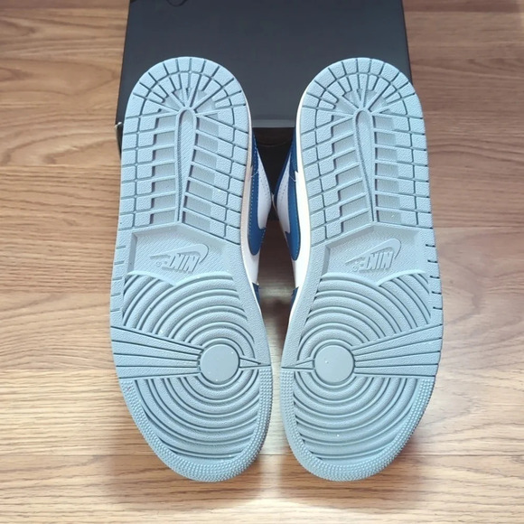 Air Jordan 1 Low SE - Picture 4 of 4